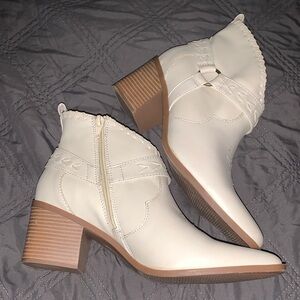 Frye Palma Cream Ankle cowgirl 🤠 Booties with block 2” heel NEVER WORN 10 yeehaw